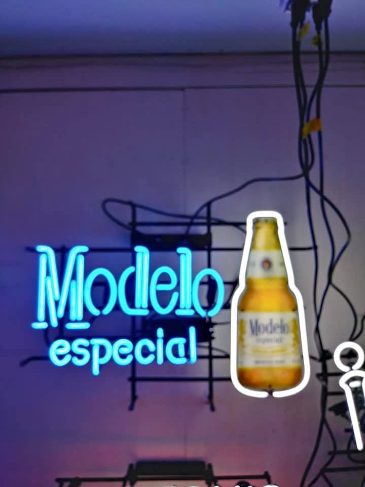 Modelo Especial Neon Sign